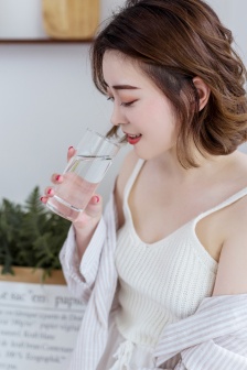 美女脱个精光露出尿口视频